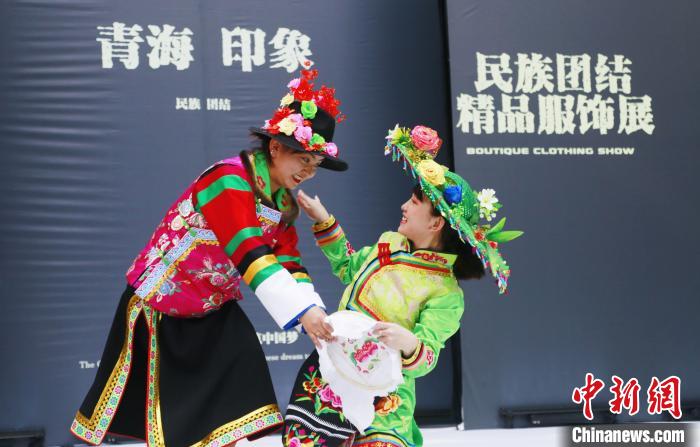圖為模特身穿土族服飾進(jìn)行“土族刺繡”表演?！●R銘言 攝
