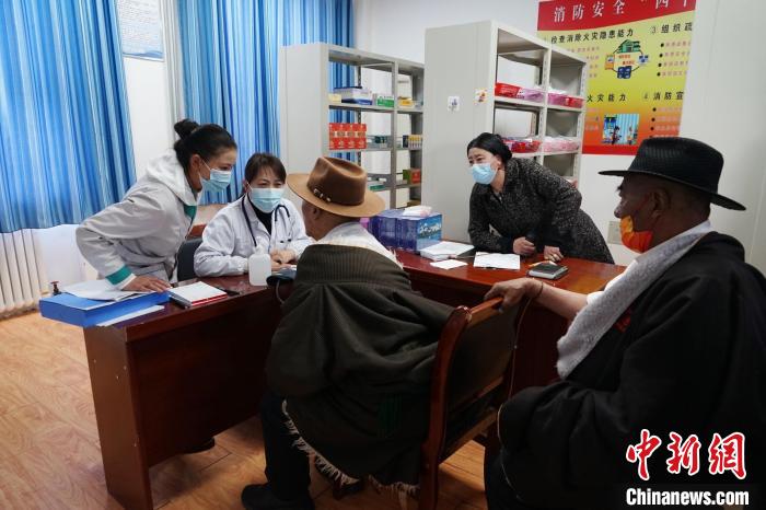 圖為骨科醫(yī)生為敬老院老人們進行集中檢查?！●R銘言 攝