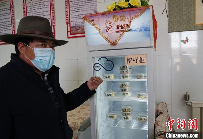 圖為敬老院院長德高介紹，老人們的三餐均有留樣記錄?！●R銘言 攝