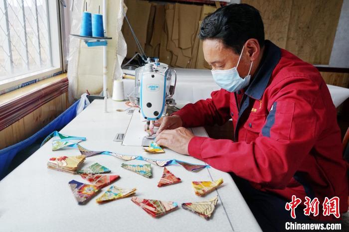 圖為工人正在制作藏式手工藝品?！●R銘言 攝