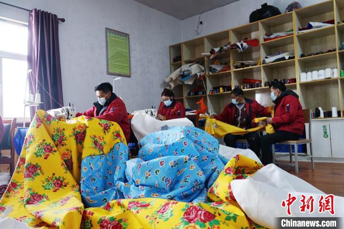 圖為工人們正在制作帳篷。　馬銘言 攝