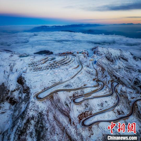 雪后的牛背山山頂和崎嶇的公路。　李凱 攝