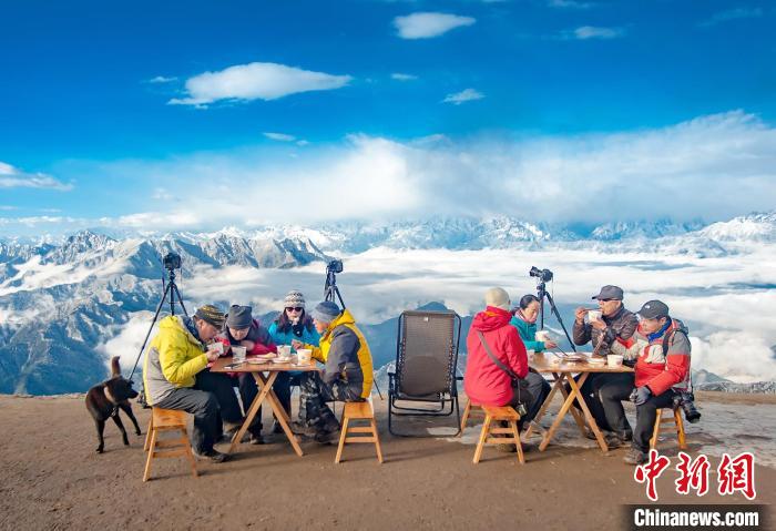 牛背山頂攝影家們的早餐?！d 攝