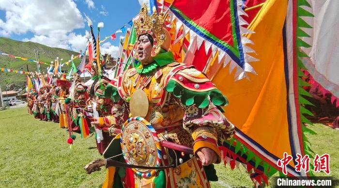 圖為表演現(xiàn)場(chǎng)。　班瑪縣文體旅游廣電局 供圖