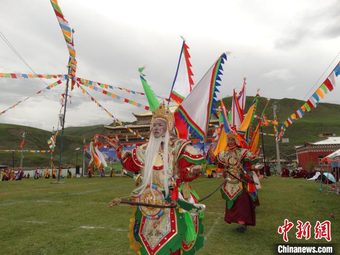 圖為演員進(jìn)行表演?！“喱斂h文體旅游廣電局 供圖