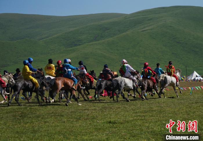 圖為選手進(jìn)行3000米賽馬比賽?！●R銘言 攝