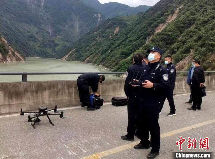 民警組成的搜尋隊利用無人機(jī)在震區(qū)開展空中巡查?！「首沃莨簿止﹫D