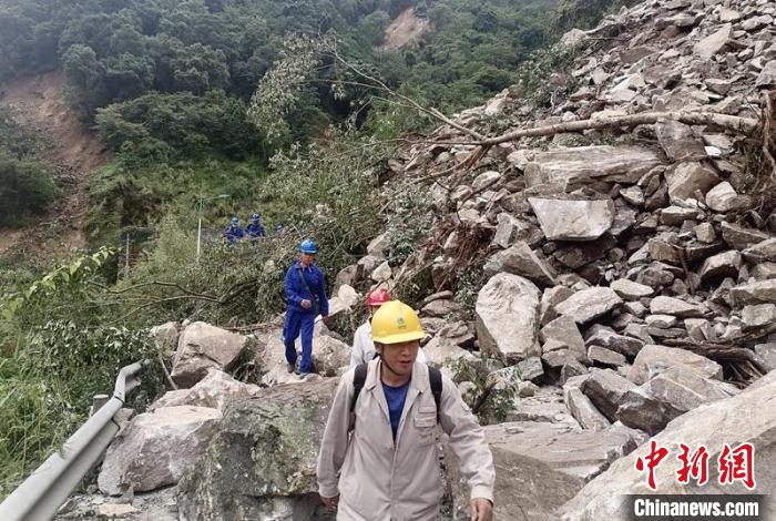 電力搶險人員徒步通過垮塌路段?！∷拇娏﹫D