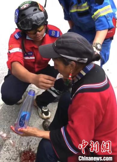 筠連筠愛青年應急救援隊救援人員正在為傷員傷口清理?！∈茉L者供圖