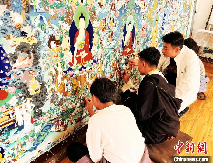 青海唐卡藝術(shù)小鎮(zhèn)：“勞模畫師”師帶徒，文化扶貧富一方