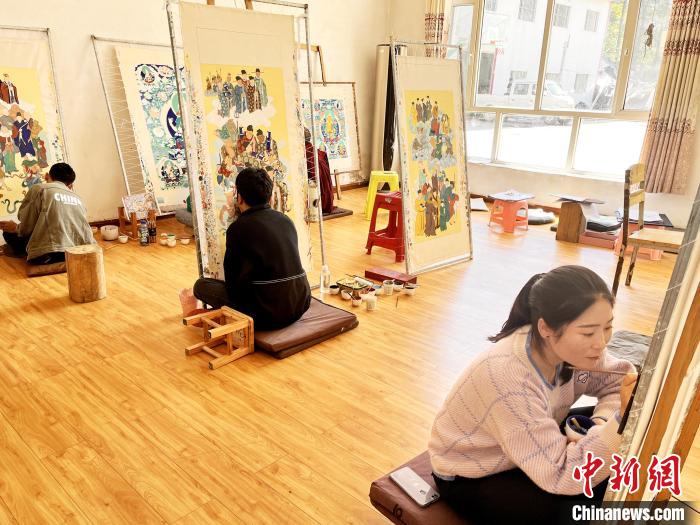 圖為畫室內(nèi)學徒練習繪畫唐卡?！●R文莉 供圖