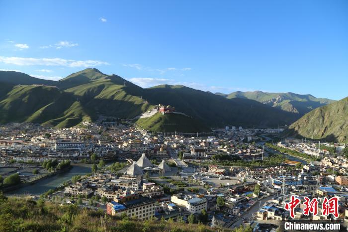 圖為航拍玉樹市?！∮駱涫形麄鞑抗﹫D