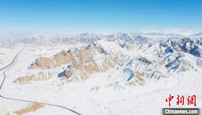 圖為無人機(jī)航拍高原雪景?！《继m縣融媒體中心供圖