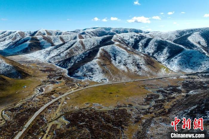 西成高鐵紅原2號隧道出口附近山頭已被雪覆蓋?！⒅铱?攝