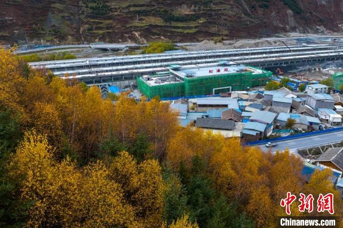 正在建設(shè)的成蘭鐵路松潘站?！⒅铱?攝