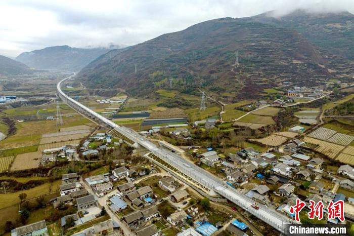 成蘭鐵路松潘右所屯岷江雙線特大橋?！⒅铱?攝