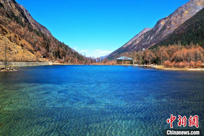 畢棚溝景區(qū)風光?！“苍?攝