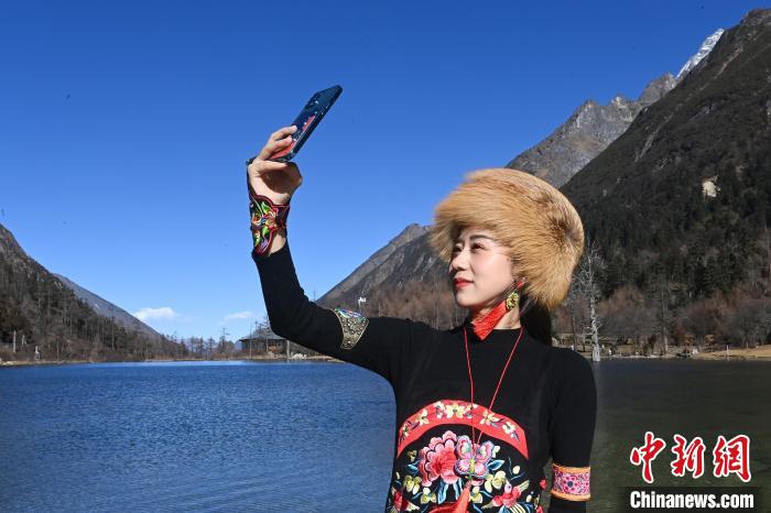 游人在畢棚溝景區(qū)拍照留念?！“苍?攝