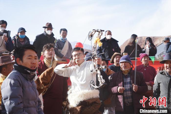 圖為藏族民眾比拼射箭技藝。　馬銘言 攝