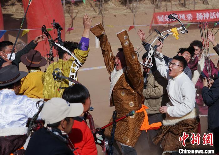 圖為藏族民眾跺腳歡呼慶祝弓箭手射中靶心?！●R銘言 攝