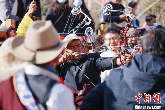 圖為藏族民眾比拼射箭技藝?！●R銘言 攝