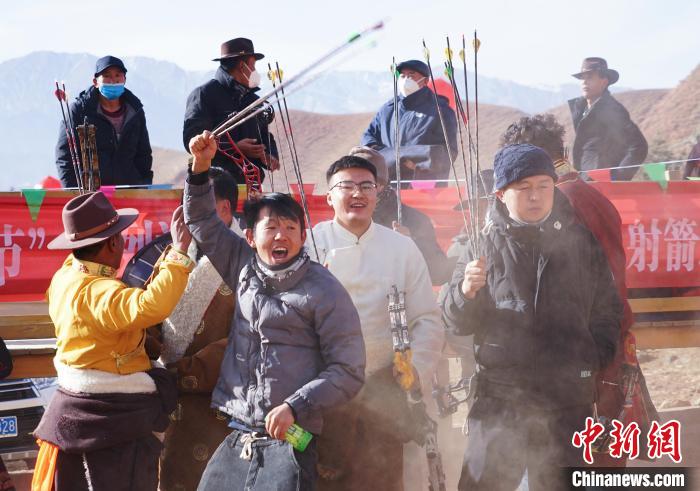 圖為藏族民眾跺腳歡呼慶祝弓箭手射中靶心?！●R銘言 攝