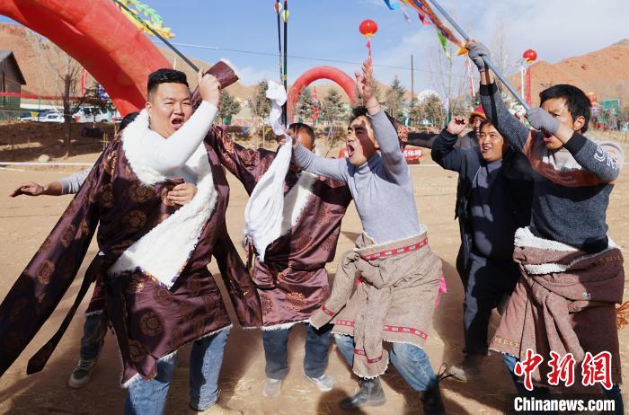 圖為藏族民眾跺腳歡呼慶祝弓箭手射中靶心。　馬銘言 攝