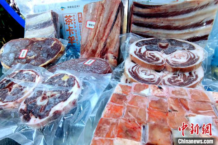 圖為前來參展的柴達(dá)木肉類?！±铍h 攝