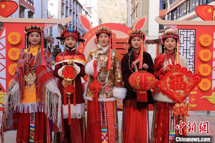 丹巴美女送祝福，迎新年?！±钣腊?攝