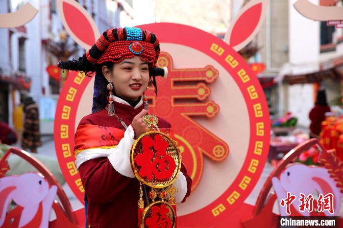 身著嘉絨藏族服飾的丹巴女孩送祝福?！〖o 攝