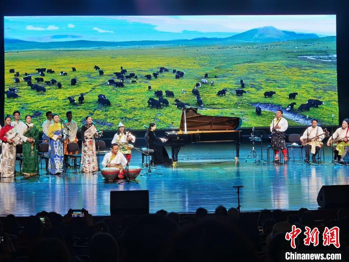 圖為演出現(xiàn)場(chǎng)?！∨擞隄?攝