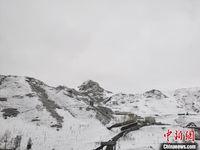 圖為青海省東南部的青沙山區(qū)域銀裝素裹?！?zhí)砀?攝