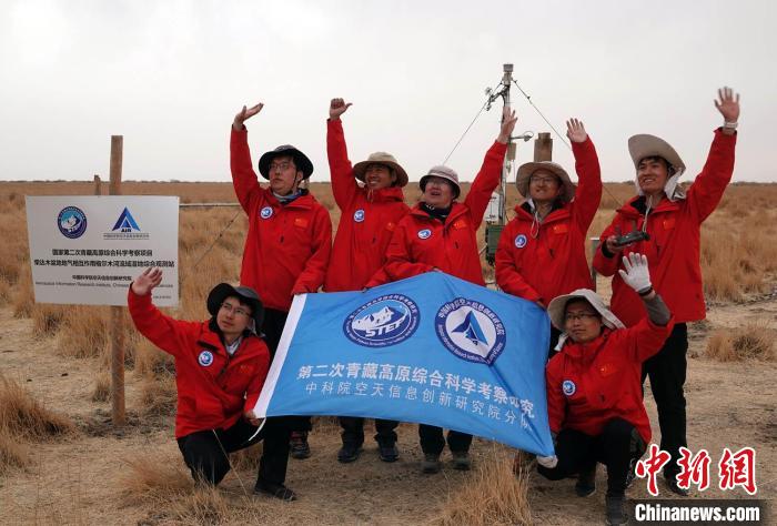 經(jīng)過(guò)不懈努力，格爾木濕地站終于建成，第二次青藏科考中科院空天院分隊(duì)向航拍無(wú)人機(jī)揮手合影。　<a target='_blank' href='/'><p  align=