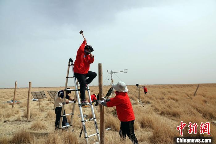格爾木濕地站建設(shè)過(guò)程中，第二次青藏科考中科院空天院分隊(duì)隊(duì)員揮錘安裝防護(hù)欄。　<a target='_blank' href='/'><p  align=