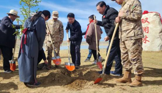 保護(hù)黃河干支流域生態(tài)，軍地共建“雙擁林”防護(hù)帶。四川省退役軍人事務(wù)廳供圖