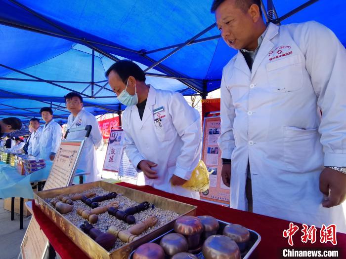圖為青海省循化縣的國家級非遺項(xiàng)目尤闕療法的器械展示?！?zhí)砀?攝