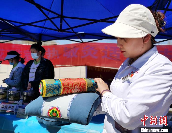 圖為青海省互助縣的中藥枕頭。　張?zhí)砀?攝