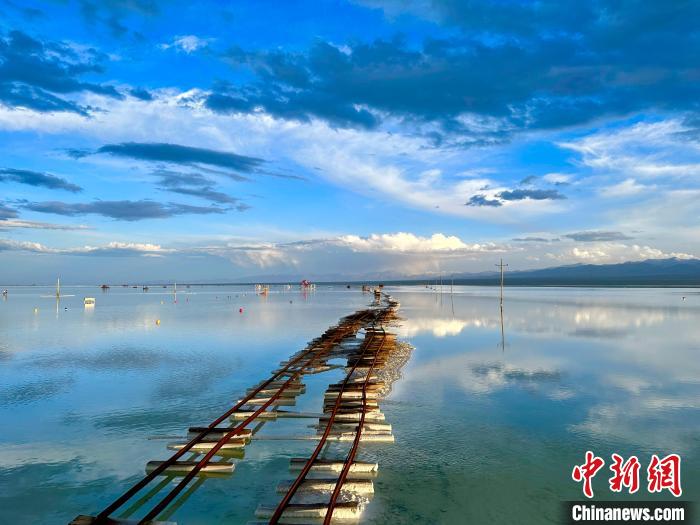 圖為茶卡鹽湖景區(qū)風光?！⒀?攝