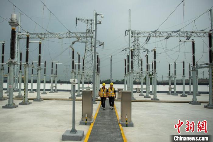 工作人員正在綿竹牽引變電所內(nèi)巡查設(shè)備受電運(yùn)行情況?！⒅铱?攝