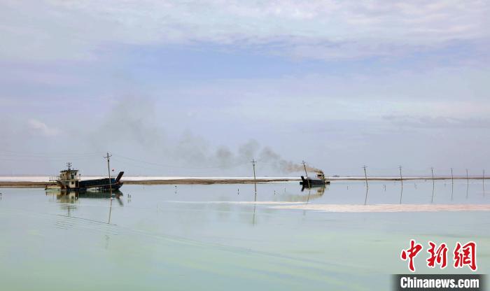 “天空之鏡”青海茶卡鹽湖：迎黃金旅游季，獨(dú)特景色引客來(lái)