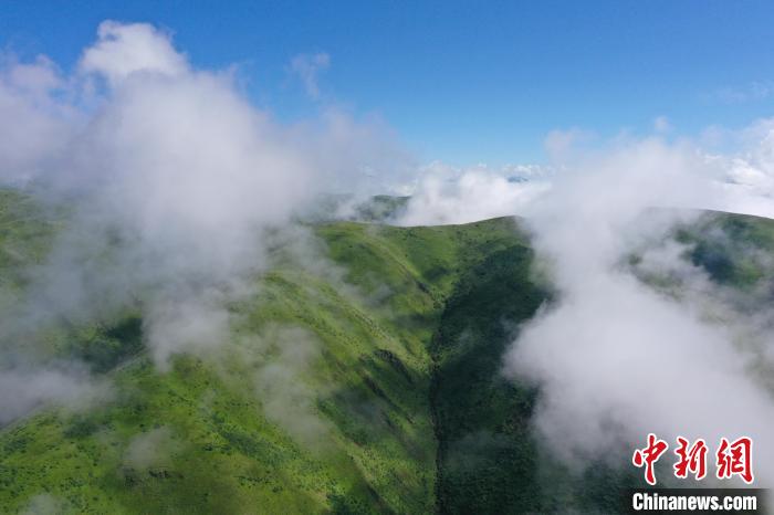 航拍賽來塘鎮(zhèn)山間云霧繚繞?！●R銘言 攝