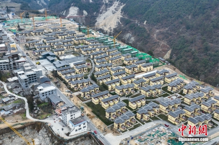 圖為2月1日，瀘定磨西鎮(zhèn)震后重建的安置小區(qū)。(無(wú)人機(jī)照片)<a target='_blank' href='/'><p  align=