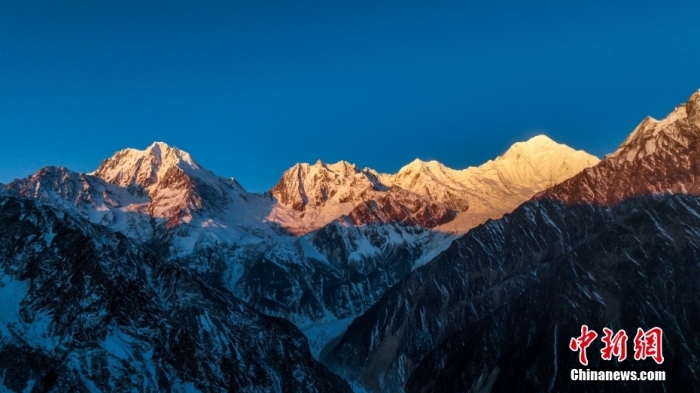 圖為2月1日，清晨陽(yáng)光照在貢嘎雪山上，出現(xiàn)“日照金山”景觀。(無(wú)人機(jī)照片)<a target='_blank' href='/'><p  align=