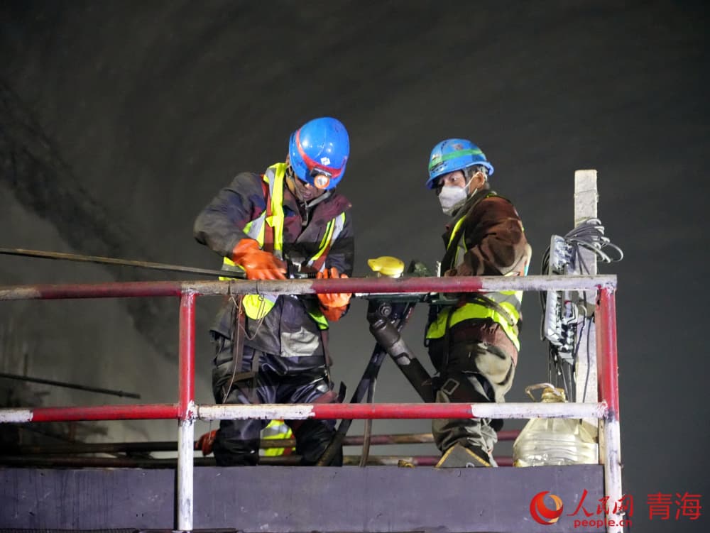 三峽格爾木南山口240萬千瓦抽水蓄能電站主廠房施工。人民網(wǎng) 況玉攝