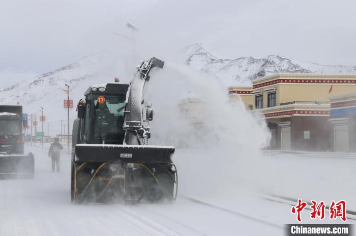 圖為該支隊官兵正在清理路面積雪?！《崦刺?攝