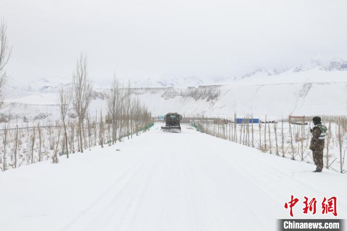 圖為救援官兵正在緊急清理路面積雪?！《崦刺?攝