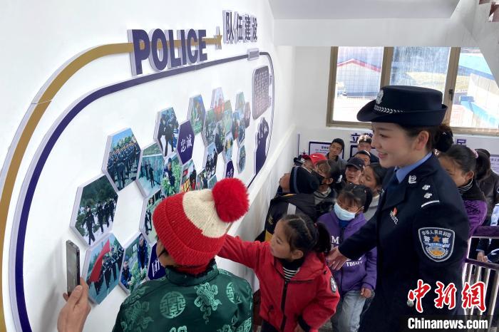 山南邊境管理支隊勒布邊境派出所舉行警營開放日活動，邀請駐地民眾進(jìn)警營，了解民警工作生活?！∏f冀 攝