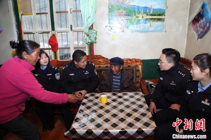 亞東出入境邊防檢查站民警走訪慰問轄區(qū)困難群眾?！堄陱?qiáng) 攝