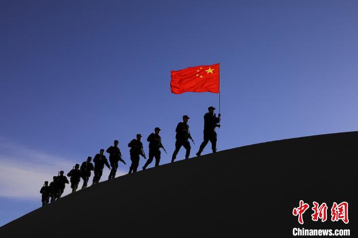 日喀則邊境管理支隊幾腳橋邊境檢查站民警在轄區(qū)開展巡邏工作?！↓埿▲P 攝