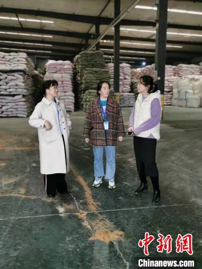 圖為次仁措姆(中)正在開展街道工作。<a target='_blank' ><p  align=